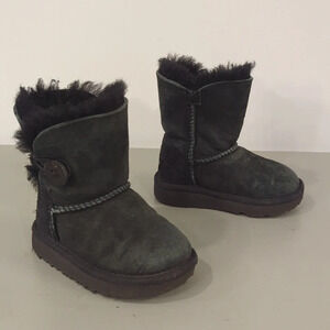 UGG Short Bailey Button II Boot Black size 6‎